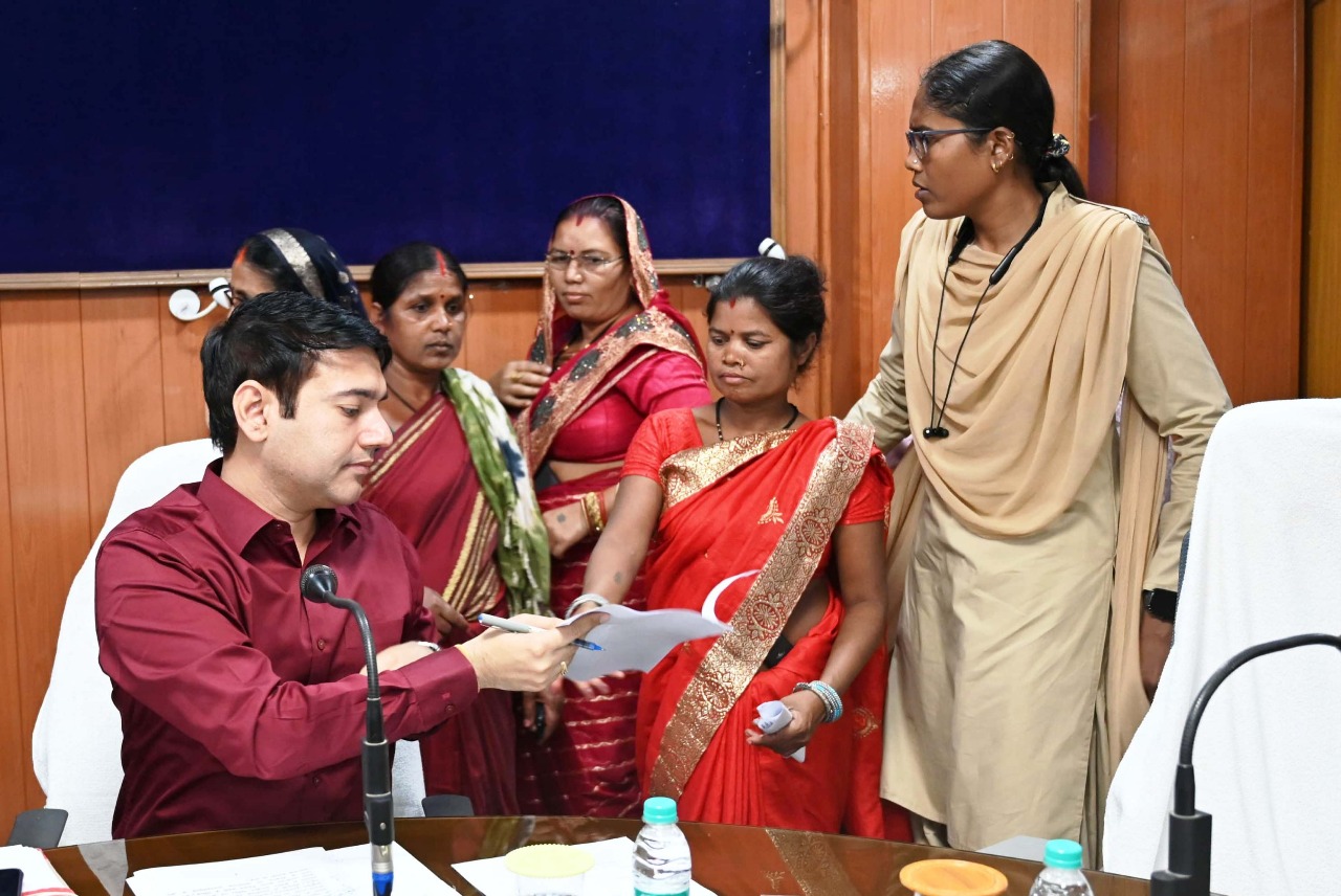 कलेक्टर ने जनदर्शन में सुनी आमजनों की समस्याएं, अधिकारियों को शीघ्र निराकरण के दिए निर्देश