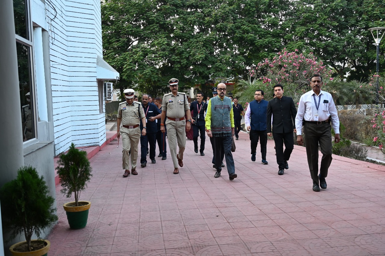 राज्यपाल रमेन डेका पहुँचे जांजगीर-चांपा, आईजी कलेक्टर और एसपी ने किया आत्मीय स्वागत…