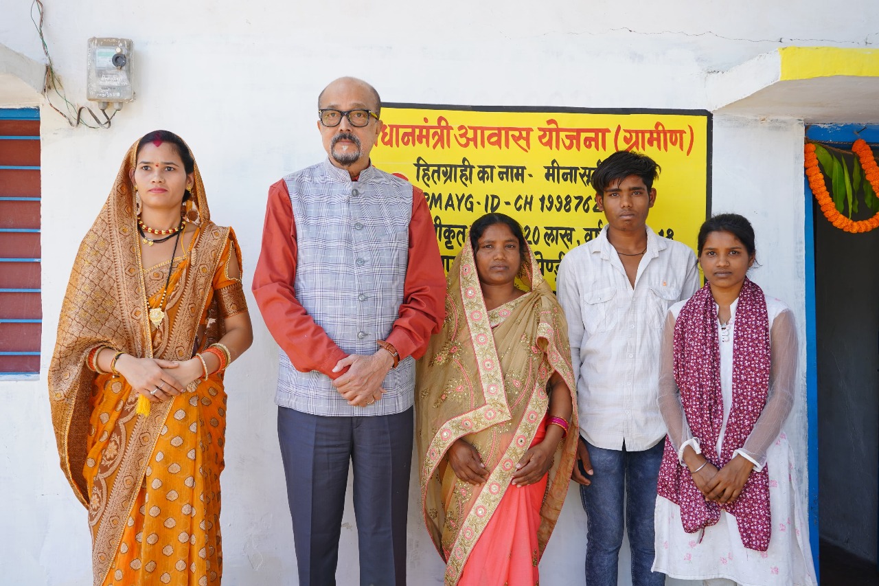 राज्यपाल रमेन डेका ने ग्राम पेण्ड्री में प्रधानमंत्री आवास योजना ग्रामीण के अंतर्गत निर्मित भवन का किया अवलोकन