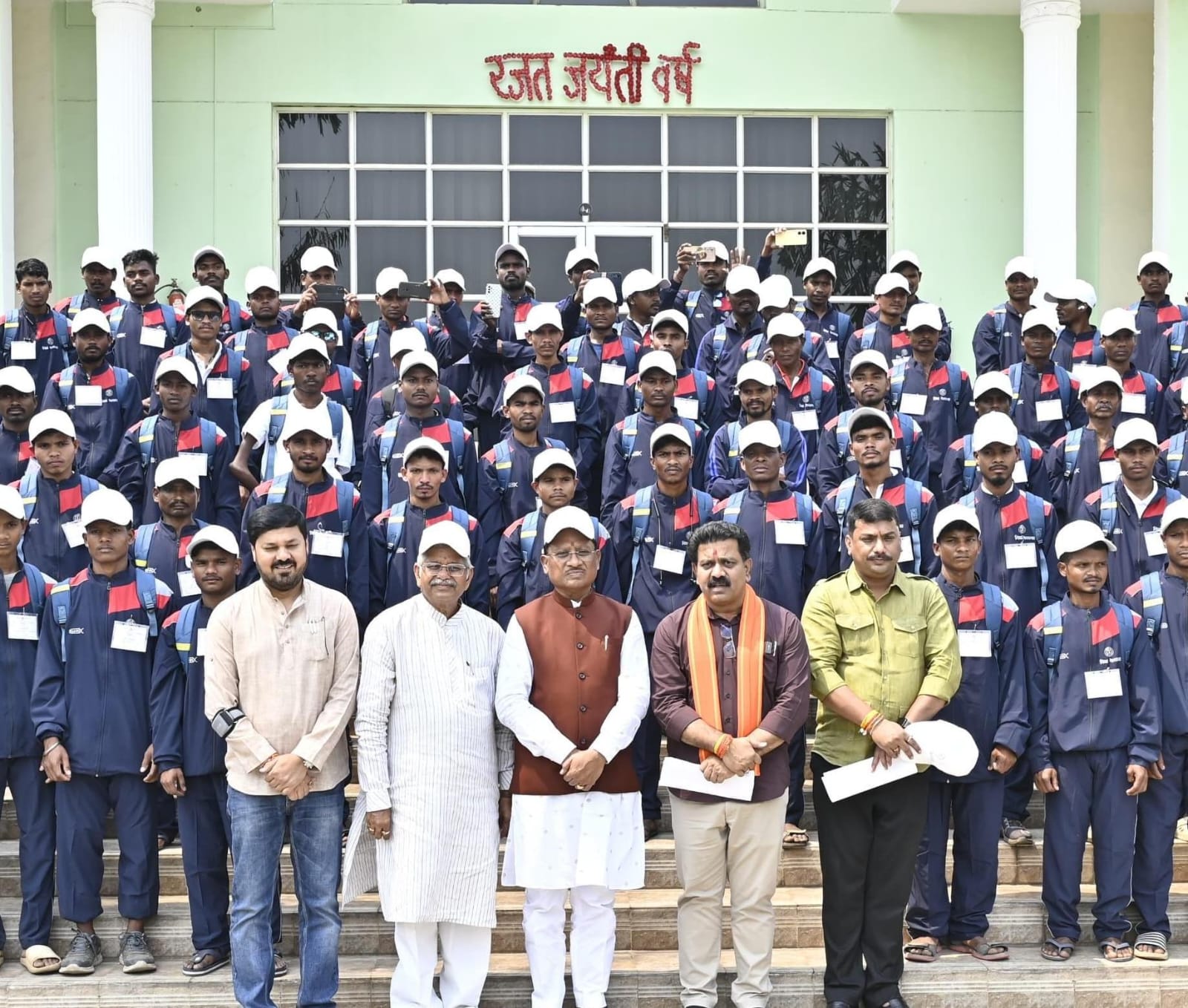 छत्तीसगढ़ विधानसभा परिसर में गूंज उठी बीजापुर के युवाओं की बुलंद आवाज – ‘नक्सलवाद से मुक्ति और विकास की राह पर आगे बढ़ने का है इरादा’