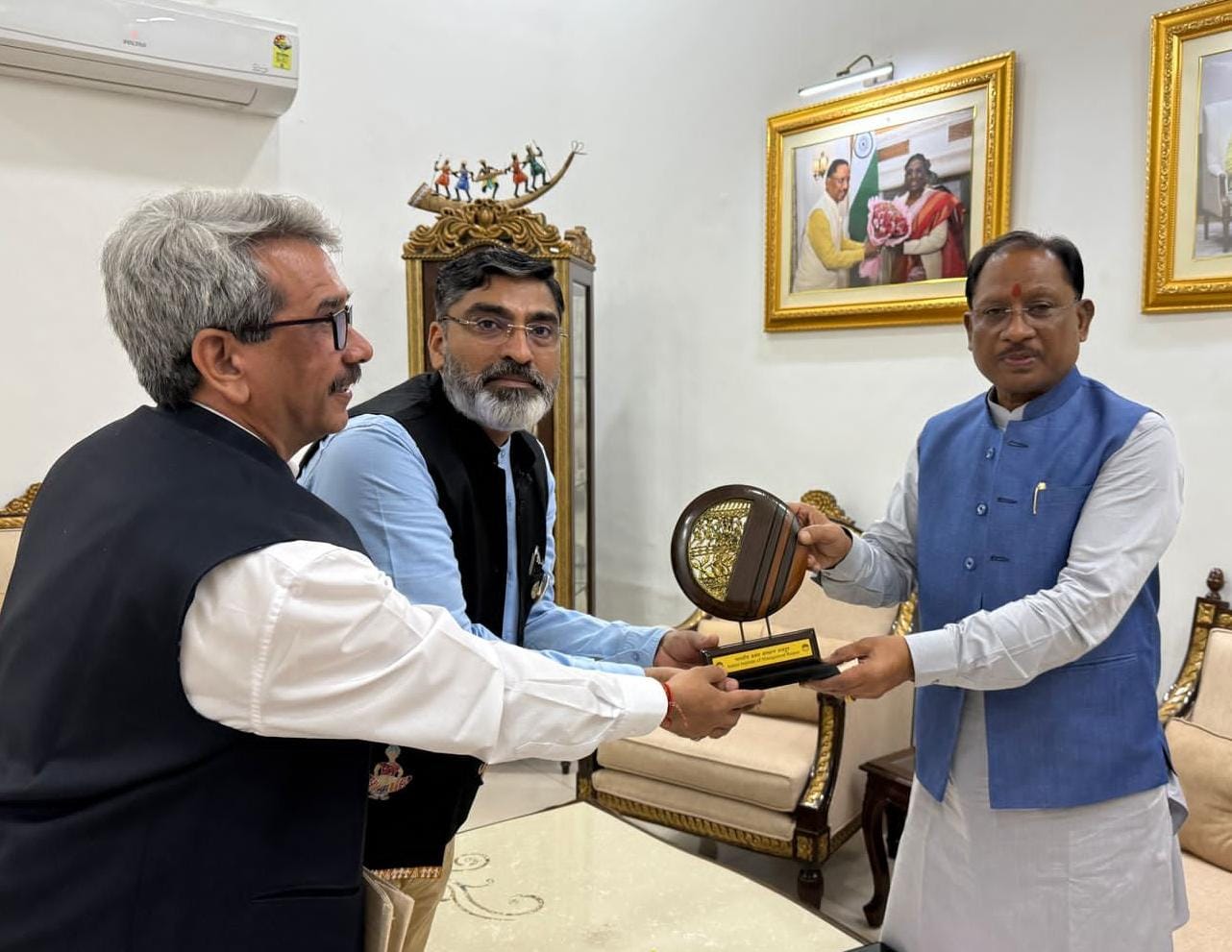 भारतीय प्रबंध संस्थान (आईआईएम) रायपुर के निदेशक रामकुमार काकानी ने आज मुख्यमंत्री विष्णु देव साय से सौजन्य मुलाकात