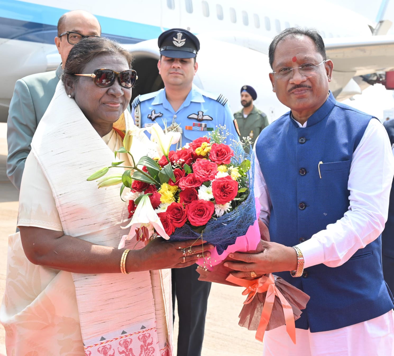 राष्ट्रपति द्रौपदी मुर्मु का छत्तीसगढ़ आगमन: स्वामी विवेकानंद एयरपोर्ट पर हुआ भव्य स्वागत