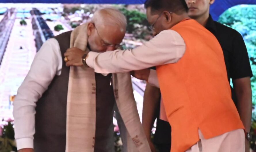 छत्तीसगढ़ की बुनाई, संस्कृति और जीवंत परंपराओं का प्रतीक – प्रधानमंत्री नरेंद्र मोदी को भेंट किया गया कोसा सिल्क से बना हस्तनिर्मित शॉल