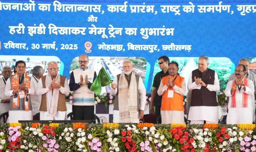 प्रधानमंत्री नरेन्द्र मोदी ने अभनपुर-रायपुर मेमू ट्रेन सेवा का हरी झंडी दिखाकर किया शुभारंभ