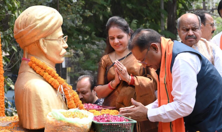 मुख्यमंत्री विष्णु देव साय ने स्वतंत्रता संग्राम सेनानी मधुसूदन दास की प्रतिमा पर किया माल्यार्पण