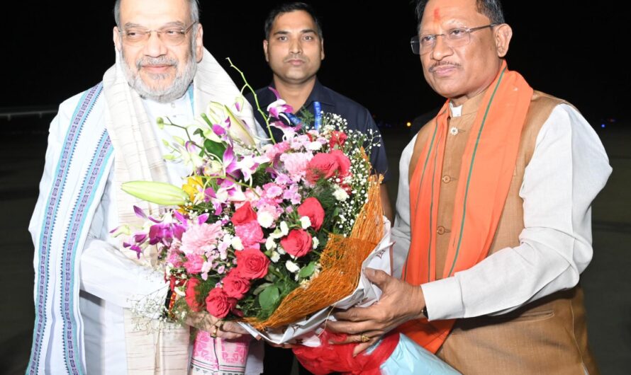 केंद्रीय गृह मंत्री अमित शाह का मुख्यमंत्री विष्णुदेव साय ने स्वामी विवेकानंद विमानतल पर किया आत्मीय स्वागत