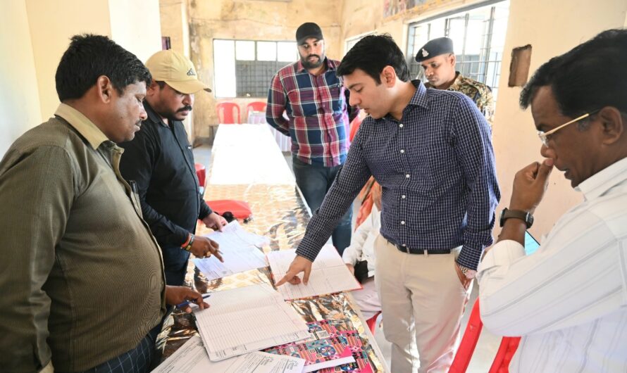 सुशासन तिहार: आम नगारिक अपनी समस्याओं के समाधान के लिए दे रहे आवेदन