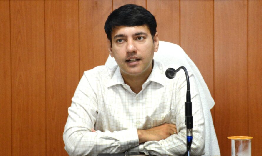 कलेक्टर ने ली राजस्व अधिकारियों की बैठक