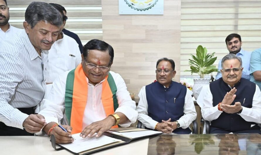 मुख्यमंत्री विष्णु देव साय छत्तीसगढ़ राज्य वन विकास निगम के अध्यक्ष रामसेवक पैकरा के पदभार ग्रहण समारोह में हुए शामिल