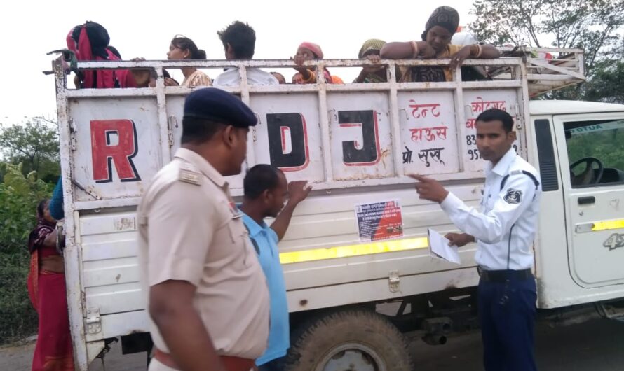 माल वाहक वाहनों में सवारी बैठाकर वाहन चलाने वालो के विरुद्ध यातायात पुलिस की कार्यवाही