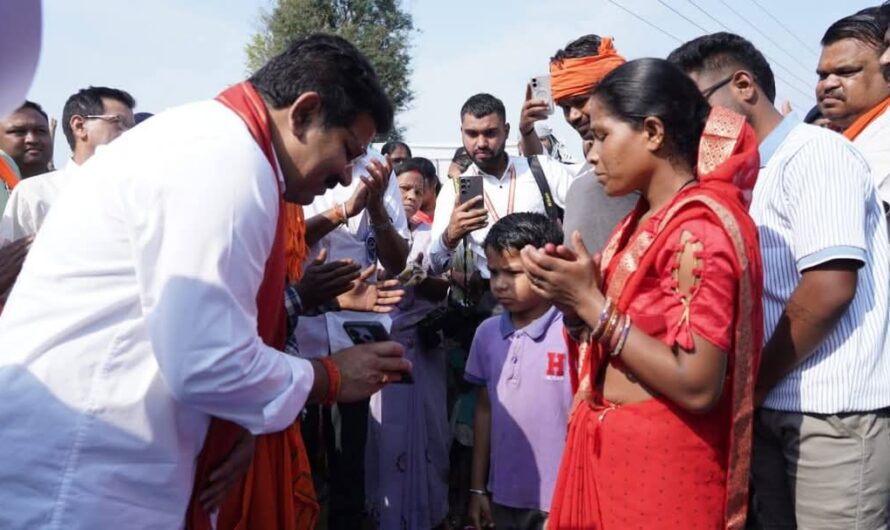 उपमुख्यमंत्री शर्मा बस्तर जिले के ग्राम शासनकचौरा और हलबा कचौरा में स्वयं हितग्राहियों के घर पहुँचकर किया सर्वे