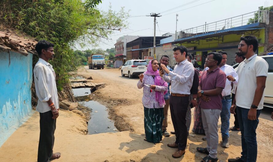 कलेक्टर आकाश छिकारा ने ‘मोर दुआर-साय सरकार’ अभियान के तहत आवास सर्वेक्षण का निरीक्षण किया