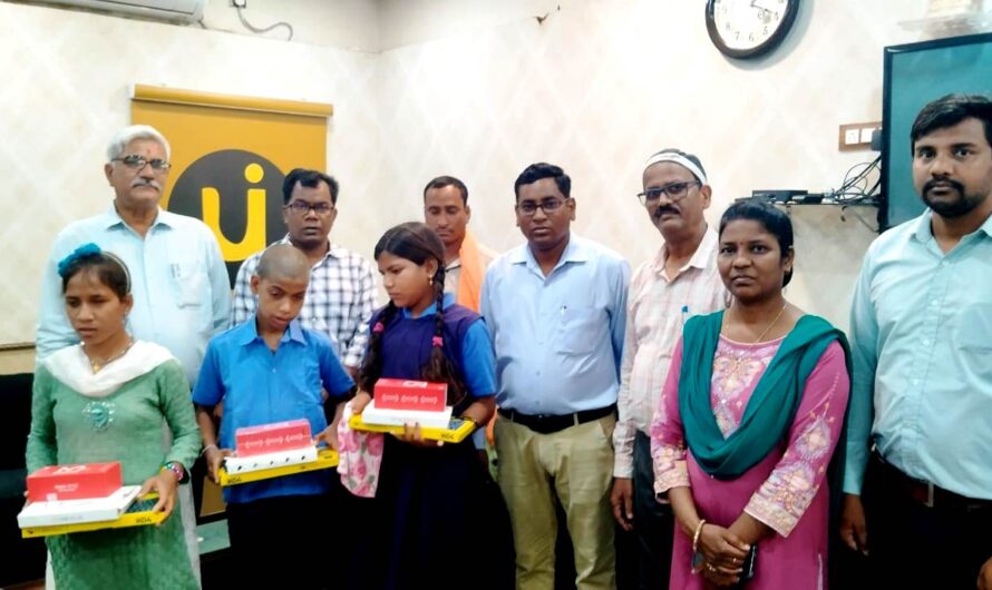 समावेशी शिक्षा अंतर्गत दृष्टिबाधित बच्चों को किया गया मोबाईल, की बोर्ड, हेडफोन एवं ओटीजी का वितरण