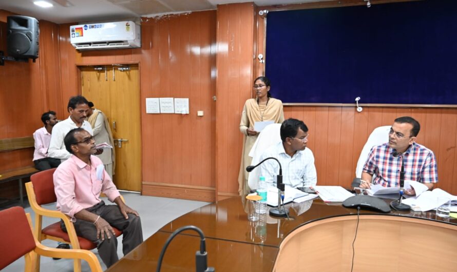 कलेक्टर ने जनदर्शन में सुनी आमजनों की मांग एवं समस्याएं, अधिकारियों को शीघ्र निराकरण के दिए निर्देश