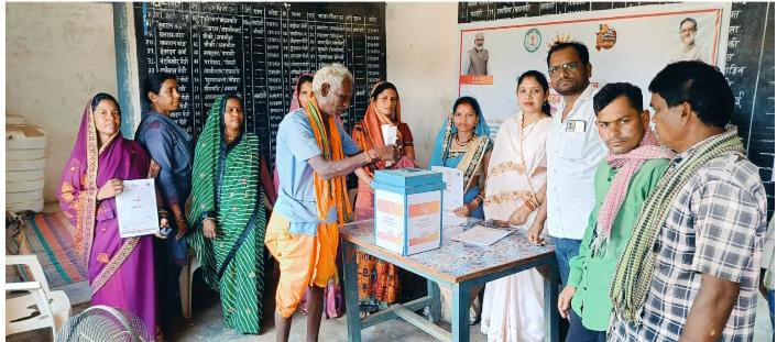 प्रदेश-व्यापी सुशासन तिहार के दूसरे दिन भी लोगों का दिखा उत्साह,  गांव-गांव शहर-शहर में लोग समाधान पेटियों में जमा कर रहे आवेदन