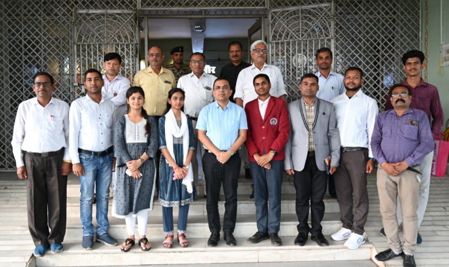 कलेक्टर जन्मेजय महोबे ने बोर्ड परीक्षा में प्रदेश की प्रावीण्य सूची में स्थान प्राप्त करने वाले विद्यार्थियों से मुलाकात कर उन्हें सम्मानित किया