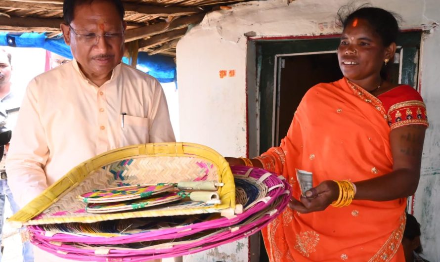 मुख्यमंत्री विष्णु देव साय ने कमार बस्ती में बांस शिल्प को सराहा: परिवार में शादी के लिए स्वयं खरीदे पर्रा, धुकना और सुपा