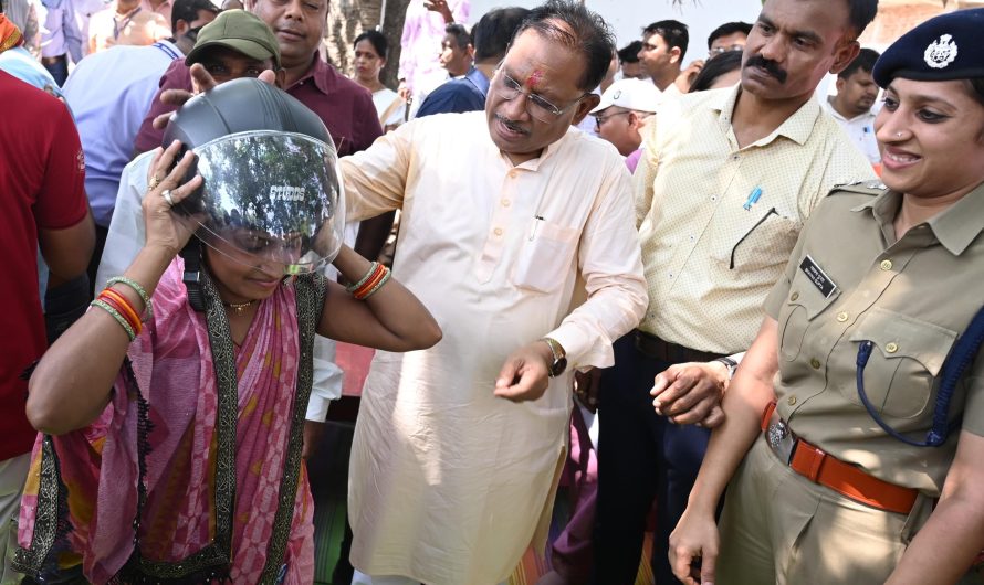 मुख्यमंत्री विष्णु देव साय ने चौपाल में अपने हाथों से दो युवाओं को पहनाया हेलमेट