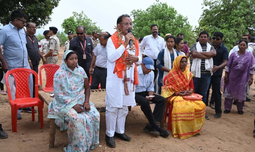 तेज हवाओं के बीच ढोढरीकला में अचानक उतरा मुख्यमंत्री का हेलिकॉप्टर