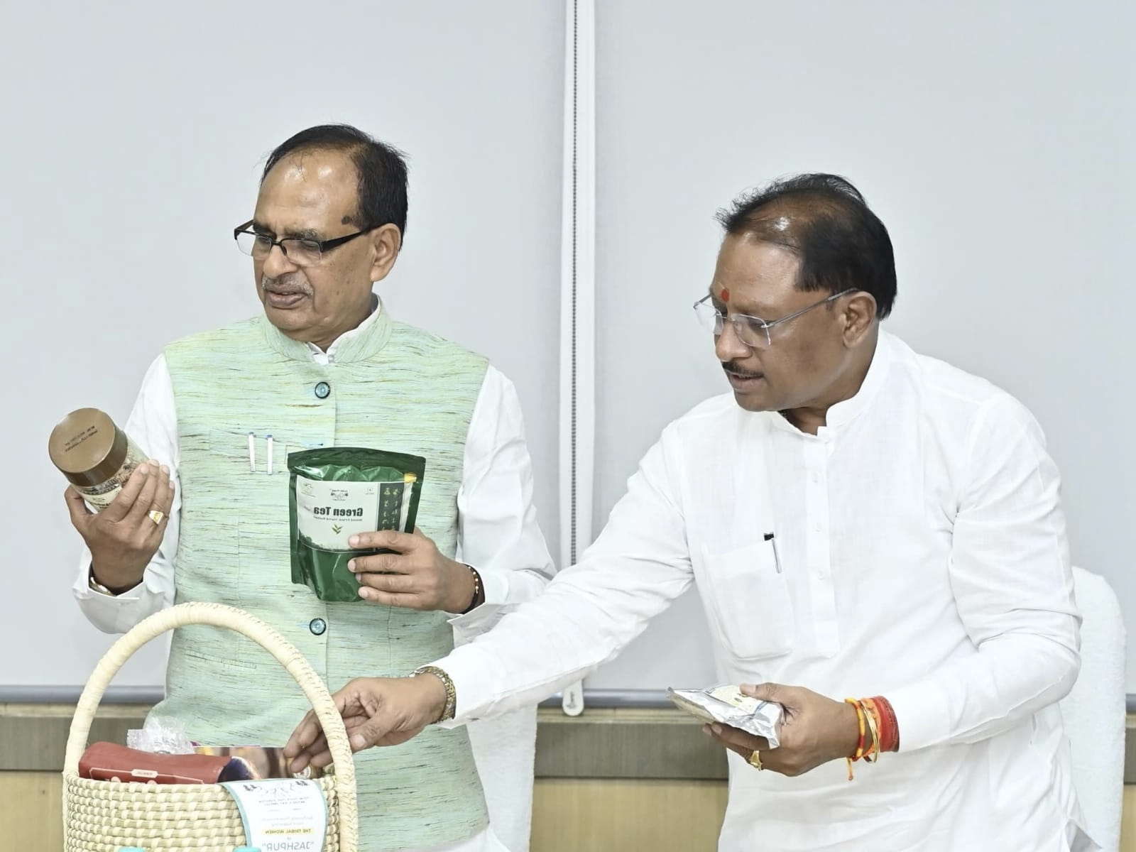 केंद्रीय मंत्री चौहान ने "जशप्योर" के उत्पादों की सराहना