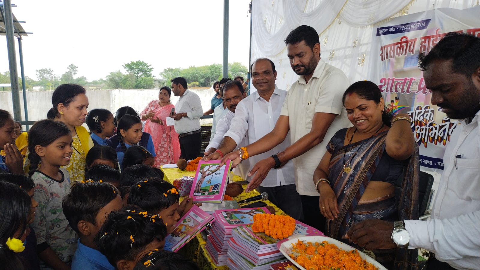 मुड़पार ब मे हुआ संकुल स्तरीय शाला प्रवेशोत्सव साथ में हुआ न्योता भोजन का आयोजन…