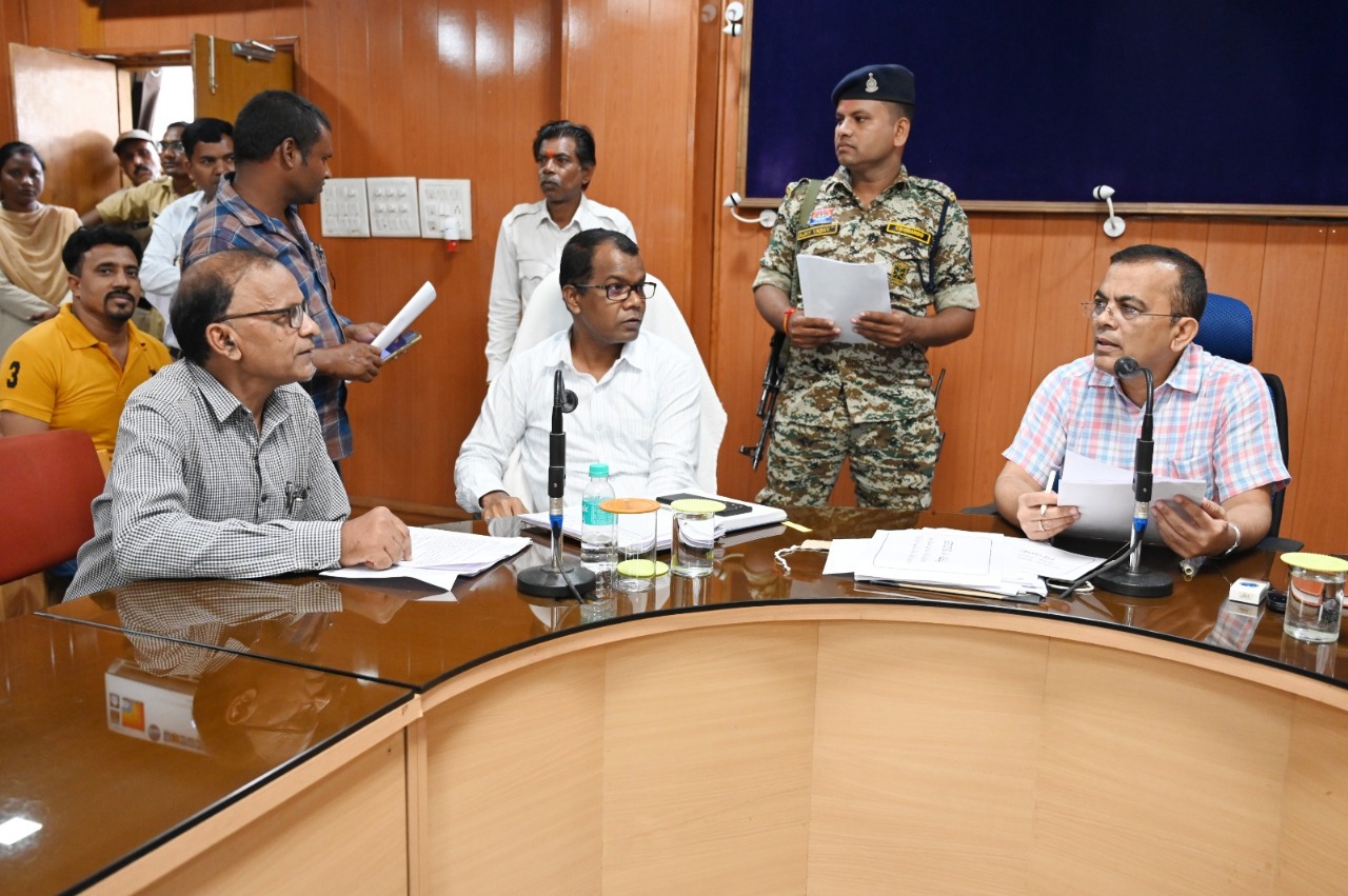 कलेक्टर जन्मेजय महोबे ने जनदर्शन में सुनी आमजनों की मांग एवं समस्याएं