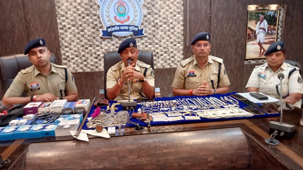 सूने घरों का ताला तोड़कर सिलसिलेवार चोरी करने वाले चोर गिरोह को जांजगीर पुलिस ने किया गिरफ्तार..