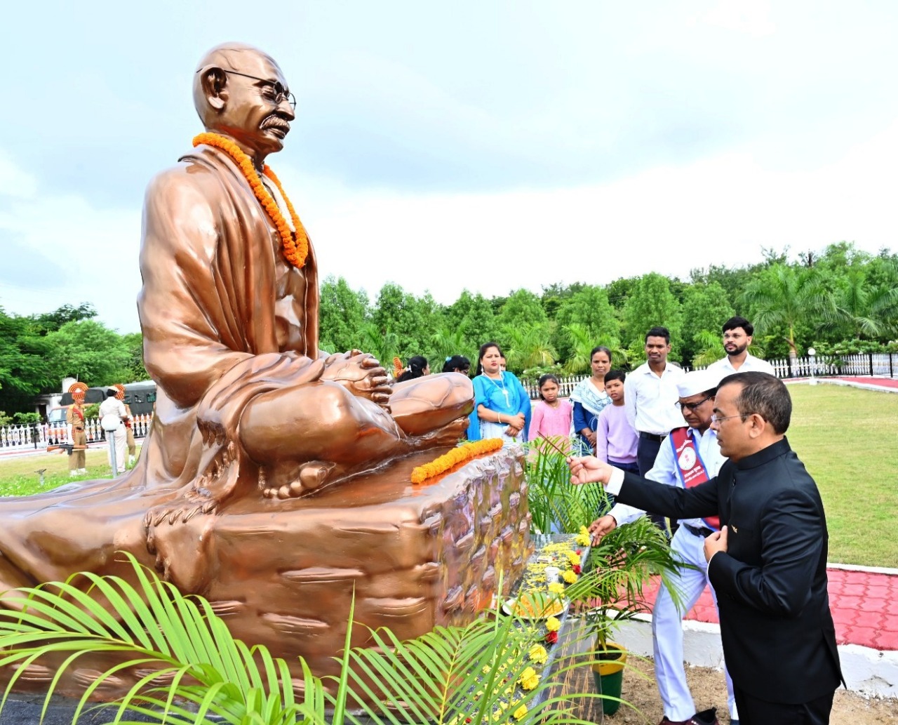 कलेक्टर जन्मेजय महोबे ने कलेक्टोरेट कार्यालय में किया ध्वजारोहण