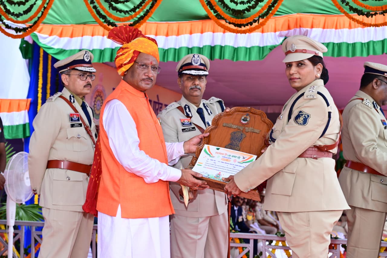स्वतंत्रता दिवस समारोह: मुख्यमंत्री ने 35 पुलिस अधिकारियों एवं जवानों को पुलिस पदकों से किया सम्मानित