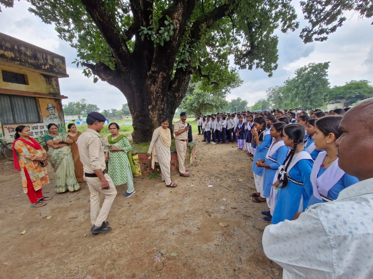 पुलिस द्वारा आकस्मिक स्कूली बच्चों के छुट्टी के दौरान स्कूलों के बाहर किया वाहन चेकिंग 