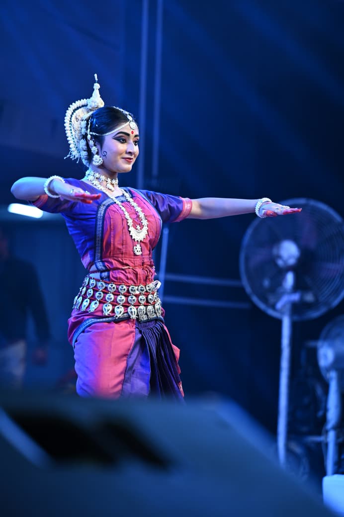 चक्रधर संगीत समारोह में पिथौरा की राजनंदिनी पटनायक ने ओडिशी नृत्य कर पिथौरा का मान बढाया