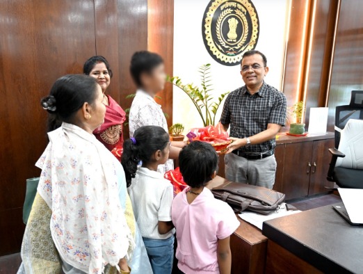 प्रधानमंत्री केयर फॉर चिल्ड्रन योजना के लाभान्वित बच्चें कलेक्टर से मिलकर हुए उत्साहित