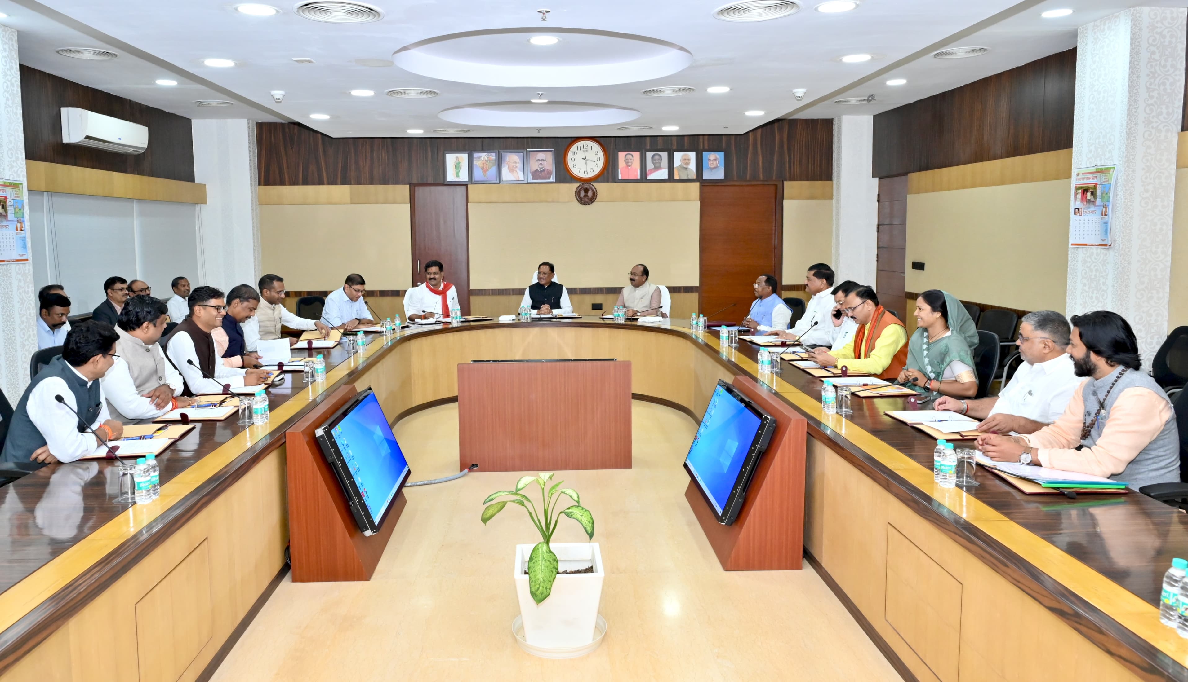 मुख्यमंत्री विष्णु देव साय की अध्यक्षता में मंत्रालय में आयोजित कैबिनेट की बैठक, लिए गए कई महत्वपूर्ण…