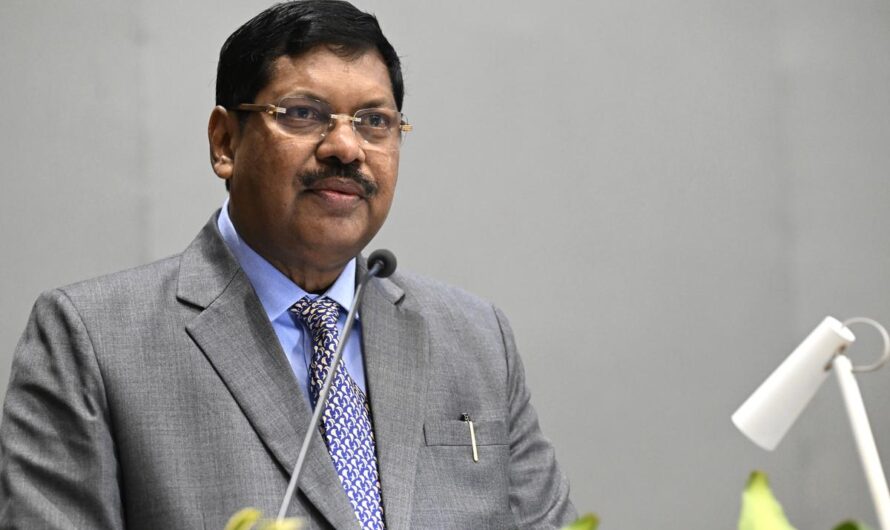 सुप्रीम कोर्ट में CJI गवई पर हमले की कोशिश वकील ने जूता निकाल कर फेंकने की कोशिश की, CJI ने कहा- इन सब चीजों से मुझे फ़र्क नहीं पड़ता…