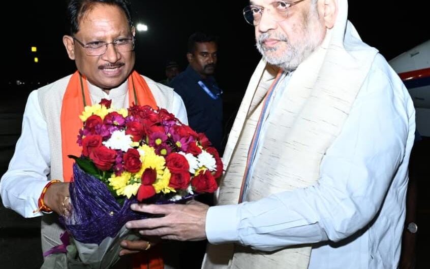 केंद्रीय गृह मंत्री अमित शाह का मुख्यमंत्री विष्णुदेव साय ने स्वामी विवेकानंद विमानतल पर किया आत्मीय स्वागत