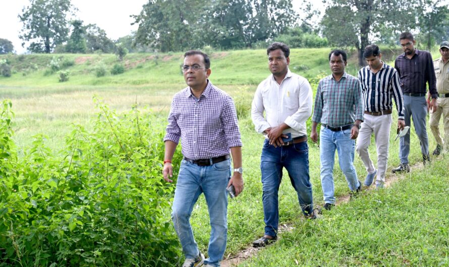 गांव की पगडंडियों और खेतों की मेड़ों से होते हुए हेडसपुर की पहाड़ियों पर पहुंचे कलेक्टर