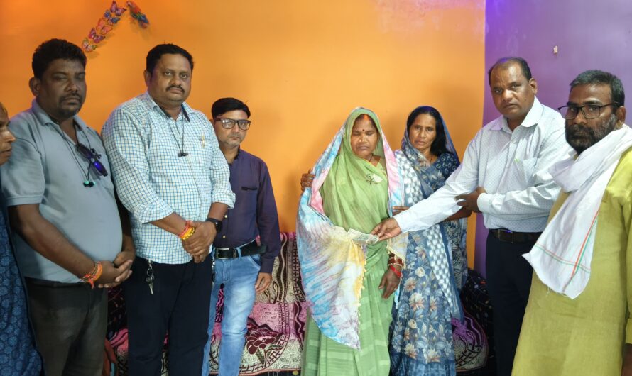 प्रधान पाठक के आकस्मिक निधन पर अनुग्रह राशि का भुगतान किया गया