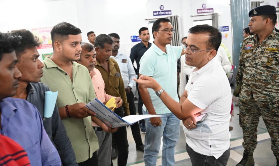 कलेक्टर जन्मेजय महोबे ने मरीजों से सीधे संवाद कर ली मिल रही स्वास्थ्य सुविधाओं की जानकारी