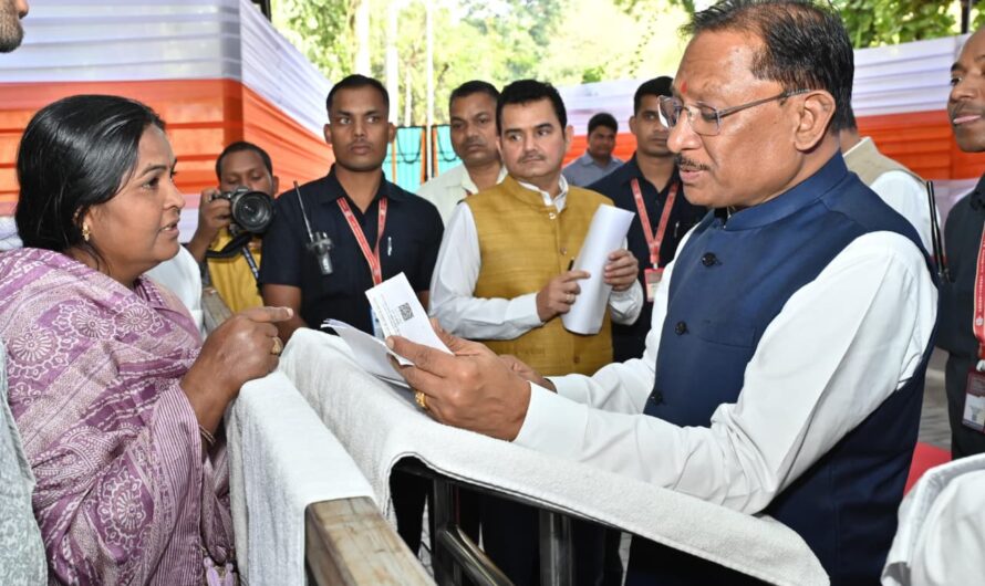 जनदर्शन: मुख्यमंत्री विष्णु देव साय ने आमजन की समस्याएँ सुनीं, मौके पर दिए त्वरित समाधान