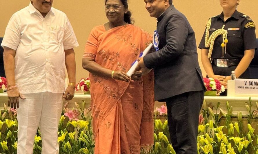 राष्ट्रपति  द्रौपदी मुर्मु ने रायपुर जिले को किया सम्मानित