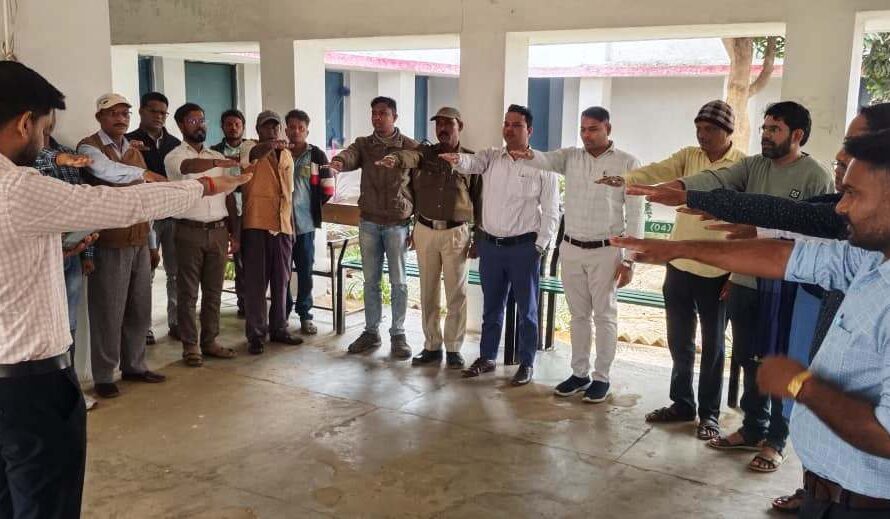 संविधान दिवस: जिले के शासकीय कार्यालयों एवं स्कूलों में संविधान की प्रस्तावना का किया गया सामूहिक वाचन