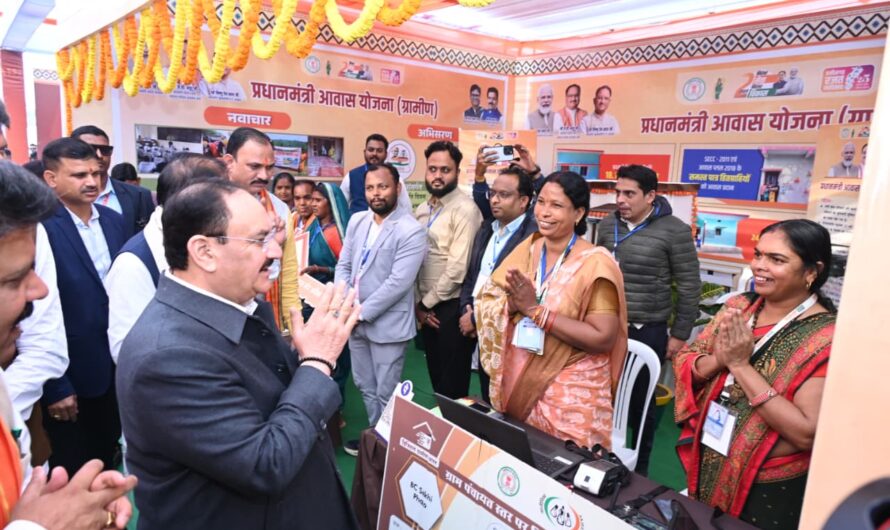 केन्द्रीय स्वास्थ्य मंत्री जे.पी. नड्डा और मुख्यमंत्री विष्णु देव साय ने जनादेश परब में विभागीय स्टॉलों का किया अवलोकन, पात्र हितग्राही विभिन्न योजनाओं से हुए लाभान्वित