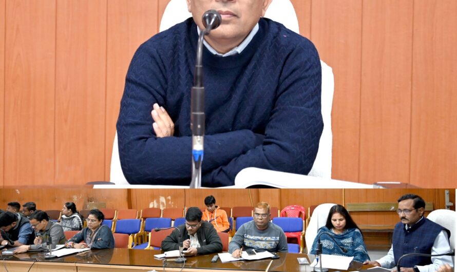 कलेक्टर ने ली राजस्व अधिकारियों की बैठक ली