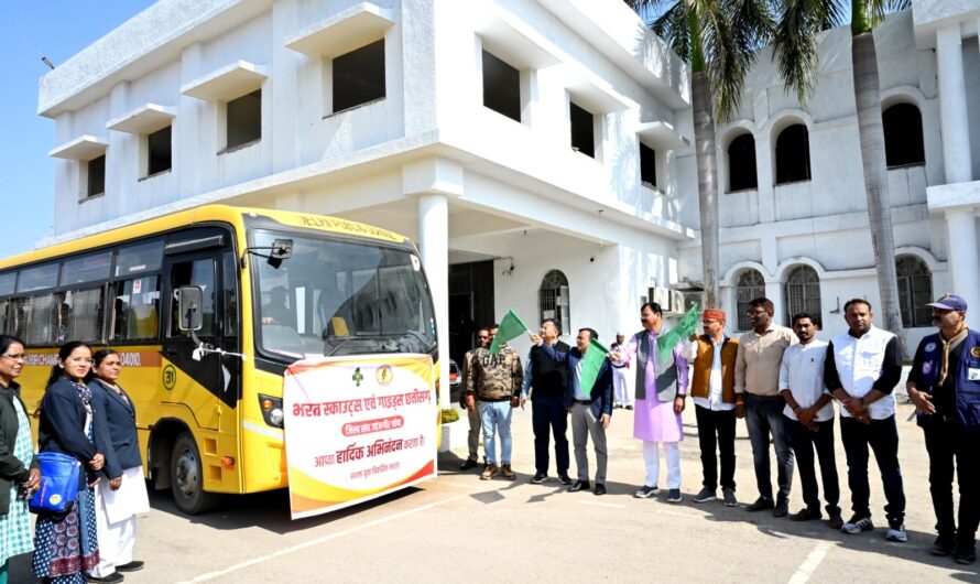 कलेक्टर ने नेशनल रोवर-रेंजर जम्बूरी के लिए जिले के दल को हरी झण्डी दिखाकर किया रवाना