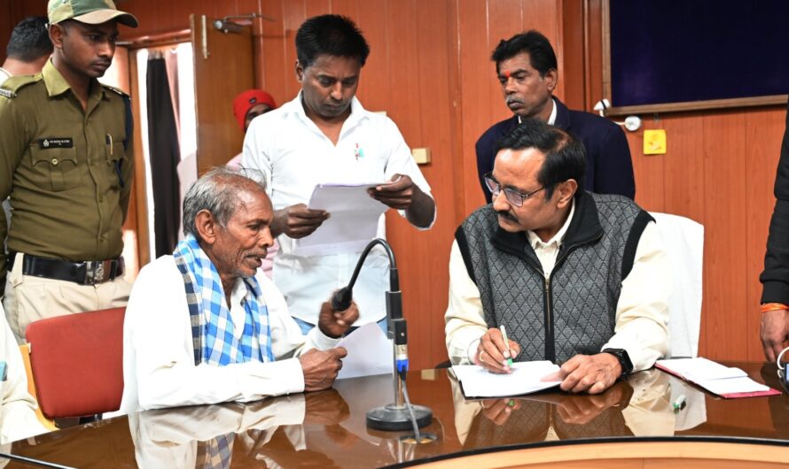 अपर कलेक्टर आर के तंबोली ने जनदर्शन में सुनी आमजनों की मांग एवं समस्याएं