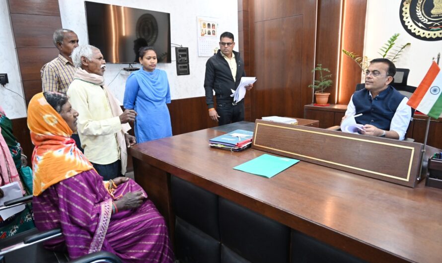 कलेक्टर महोबे ने जनदर्शन में ग्रामीण एवं शहरी क्षेत्रों से पहुंचे आवेदकों की सुनी मांग एवं समस्याएं