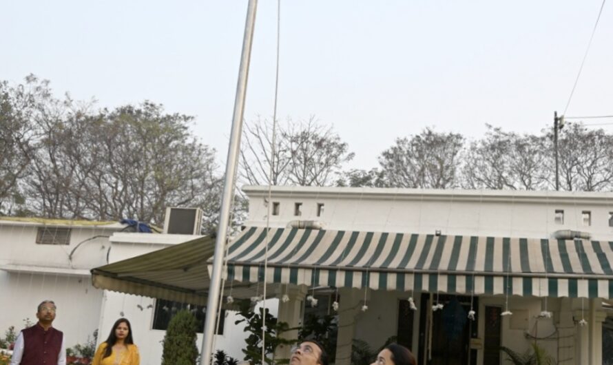 कलेक्टर जन्मेजय महोबे ने कलेक्टोरेट में फहराया तिरंगा