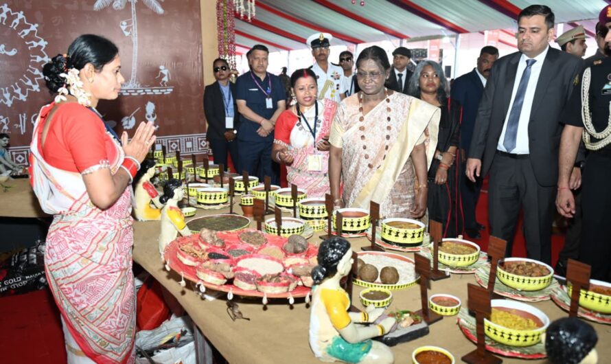 जनजातीय परंपराओं और संस्कृति पर आधारित भव्य प्रदर्शनी का राष्ट्रपति द्रौपदी मुर्मु ने किया अवलोकन