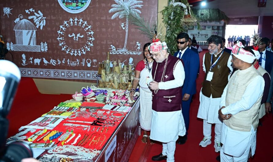 अमित शाह ने देखा बस्तर की जनजातीय विरासत का वैभव, विजेता दलों से मिलकर बढ़ाया उत्साह