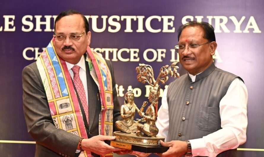 मुख्यमंत्री विष्णुदेव साय ने भारत के मुख्य न्यायाधीश न्यायमूर्ति सूर्यकांत का किया आत्मीय स्वागत